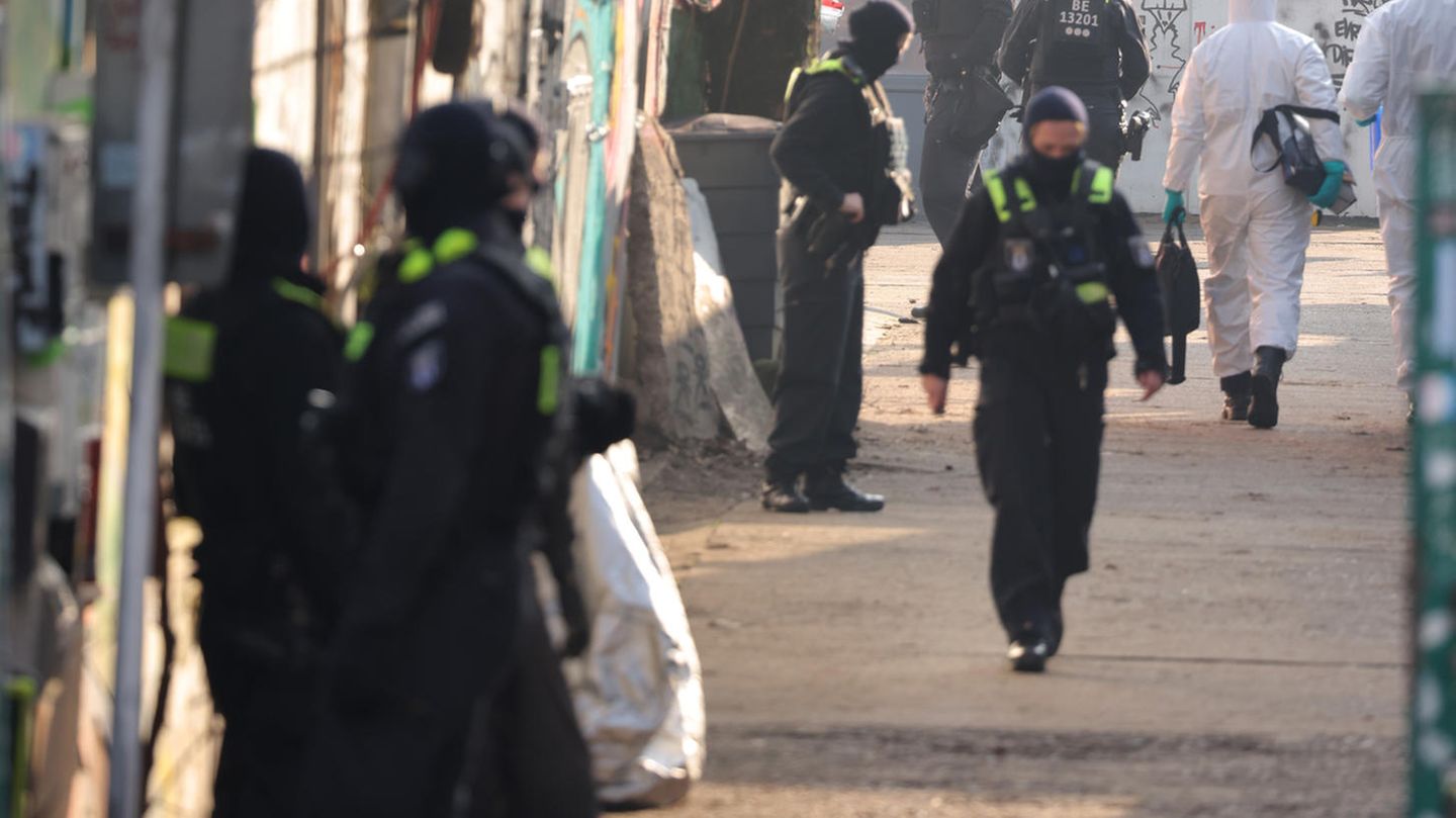 Schwerbewaffnete Polizisten stehen vor einem Gewerbegrundstück im Bezirk Friedrichshain und fahnden dort nach den früheren RAF-Terrorgruppenmitgliedern Ernst-Volker Staub und Burkhard Garweg