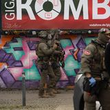 Auch Maschinengewehre haben die Polizisten dabei. Bei der Festnahme am Sonntag seien von Einsatzkräften Schüsse abgegeben worden, sagte eine Sprecherin des federführenden Landeskriminalamts Niedersachsen. Verletzte habe es nicht gegeben.