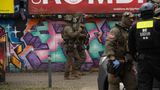 Auch Maschinengewehre haben die Polizisten dabei. Bei der Festnahme am Sonntag seien von Einsatzkräften Schüsse abgegeben worden, sagte eine Sprecherin des federführenden Landeskriminalamts Niedersachsen. Verletzte habe es nicht gegeben.