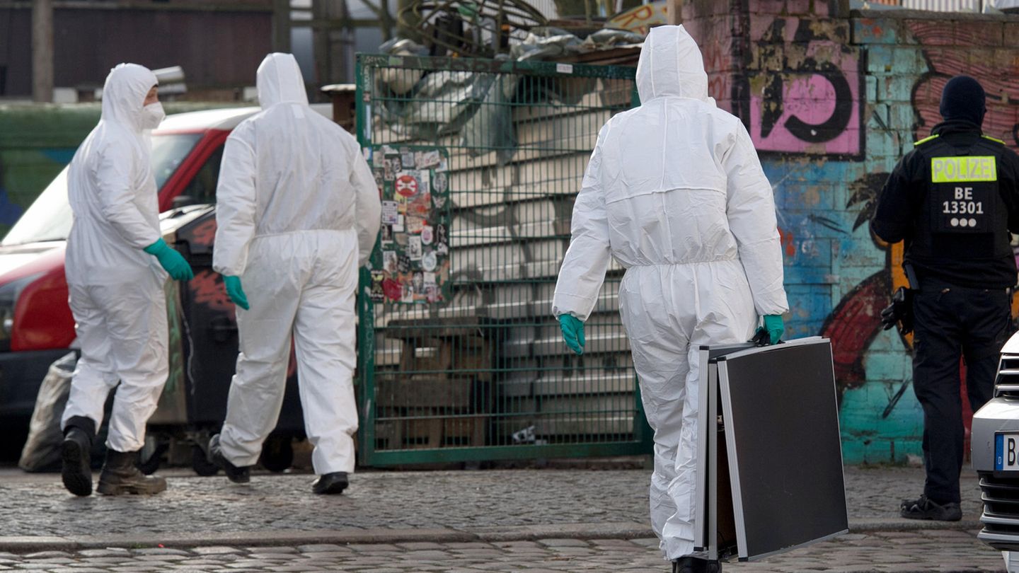 Beteiligt am Einsatz waren neben dem LKA Niedersachsen das Bundeskriminalamt und die Berliner Polizei. Der Einsatz begann gegen 7.30 Uhr an einem Verliner Gewerbegebiet am Markgrafendamm/Ecke Persiusstraße.