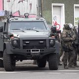 Wie eine Sprecherin des Landeskriminalamts Niedersachsen am Sonntag sagte, ist die Identität der beiden inzwischen festgenommenen Männer noch unklar. Diese müsse jetzt geprüft werden.