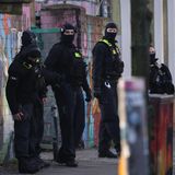 Eine Polizei-Sprecherin bestätigte Informationen über Schüsse bei dem Einsatz. Es handle sich um "Schussgeräusche im Zusammenhang mit einer Türöffnung". Der Einsatz im Stadtteil Friedrichshain dauerte am Sonntag an.