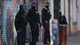 Eine Polizei-Sprecherin bestätigte Informationen über Schüsse bei dem Einsatz. Es handle sich um "Schussgeräusche im Zusammenhang mit einer Türöffnung". Der Einsatz im Stadtteil Friedrichshain dauerte am Sonntag an.