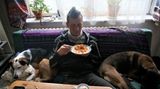 Ein aktuellesFoto zeigt mit sehr hoher Wahrscheinlichkeit Burkhard Garweg zwischen zwei Hunden auf dem Sofa sitzend und essend. Mit einer Reihe aktueller Fotos wenden sich die Ermittlungsbehörden an die Bevölkerung, die Staatsanwaltschaft Verden und das Landeskriminalamt Niedersachsen bitten um Hinweise. 