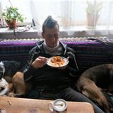 Ein aktuellesFoto zeigt mit sehr hoher Wahrscheinlichkeit Burkhard Garweg zwischen zwei Hunden auf dem Sofa sitzend und essend. Mit einer Reihe aktueller Fotos wenden sich die Ermittlungsbehörden an die Bevölkerung, die Staatsanwaltschaft Verden und das Landeskriminalamt Niedersachsen bitten um Hinweise. 