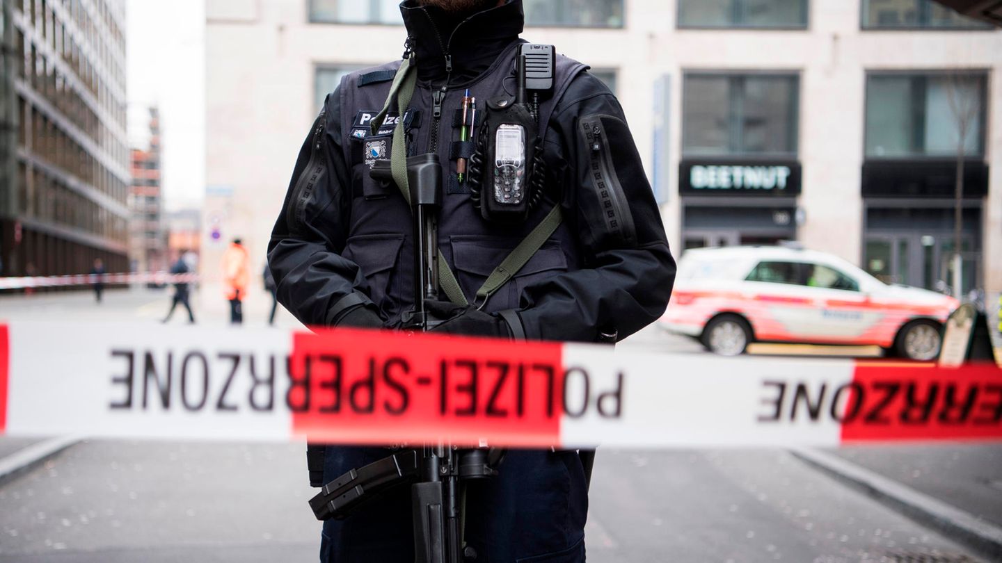 Ein Polizist steht vor einem Absperrband in Zürich