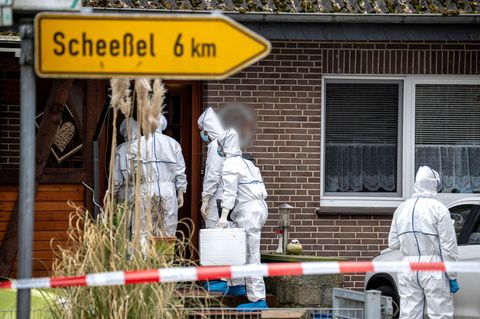 Beamte der Spurensicherung am Tatort in der niedersächsischen Gemeinde Scheeßel