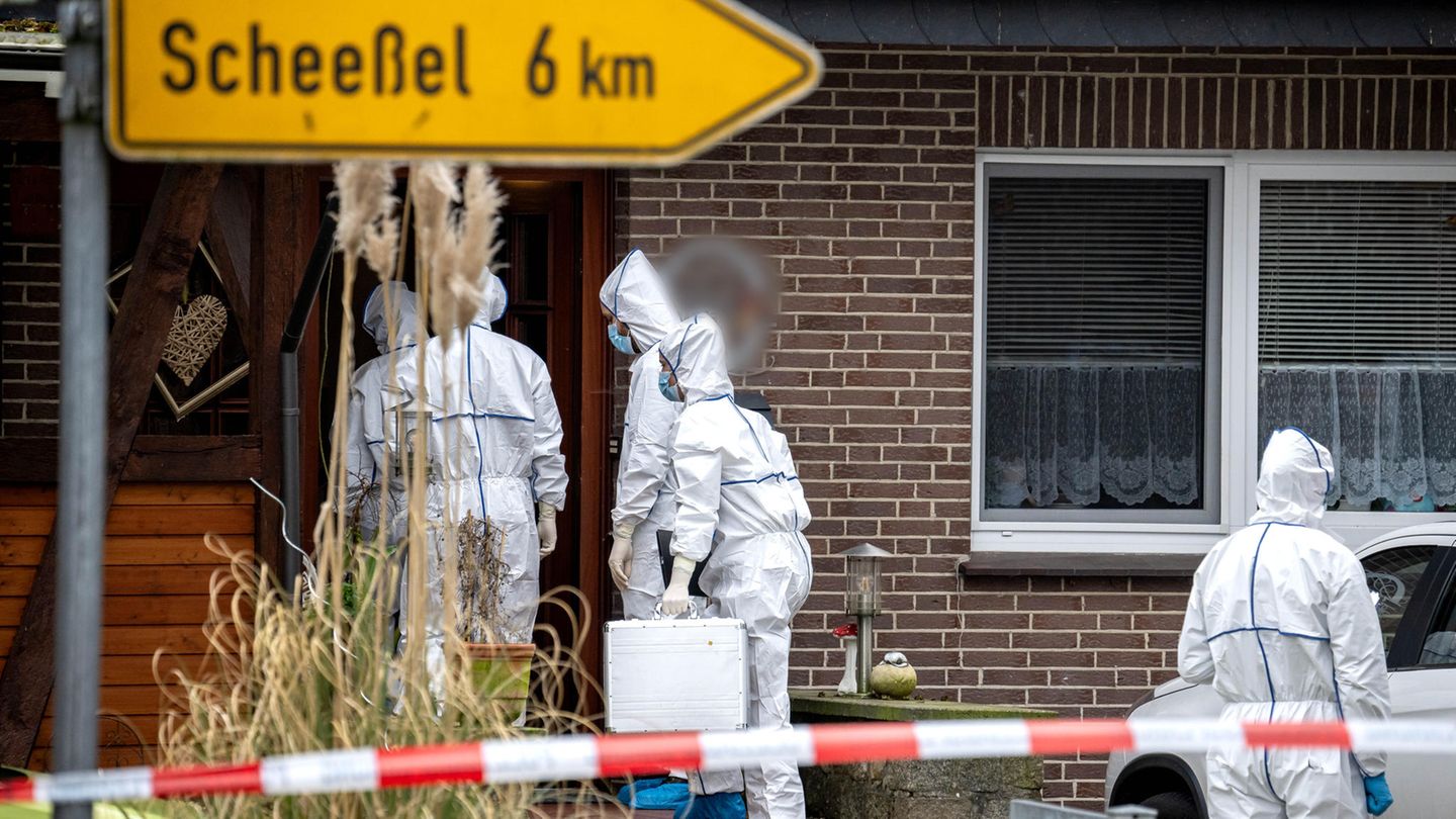 Beamte der Spurensicherung am Tatort in der niedersächsischen Gemeinde Scheeßel