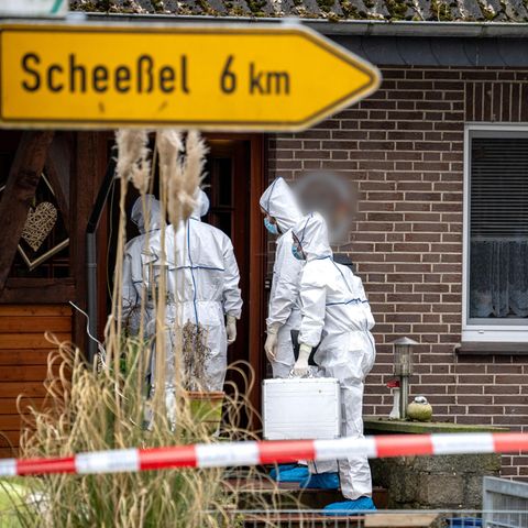 Beamte der Spurensicherung am Tatort in der niedersächsischen Gemeinde Scheeßel