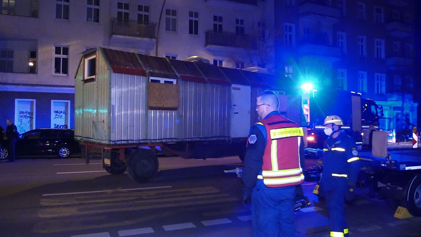 Berlin: Police search next apartment for dust and dirt