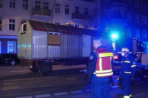 Ein Bauwagen wird von der Polizei abtransportiert