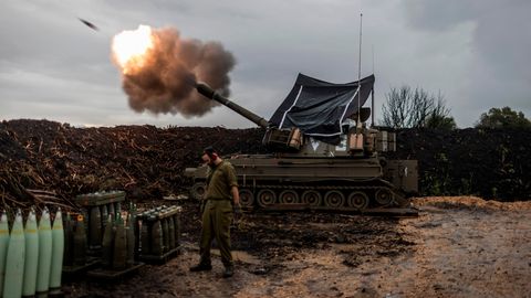 Israelische Soldaten feuern nahe der Grenze zum Libanon eine mobile Haubitze ab.