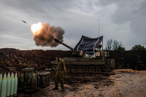 Israelische Soldaten feuern nahe der Grenze zum Libanon eine mobile Haubitze ab.