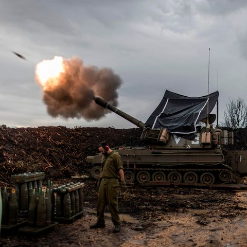 Israelische Soldaten feuern nahe der Grenze zum Libanon eine mobile Haubitze ab.