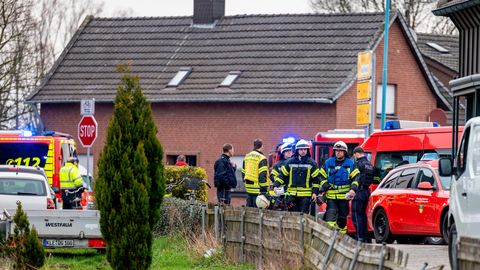 Polizei und Feuerwehr sind nach einem Brand in einer Seniorenresidenz im niederrheinischen Bedburg-Hau im Einsatz