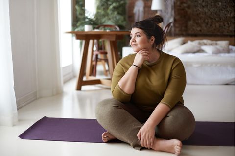 Frau auf Yoga-Matte