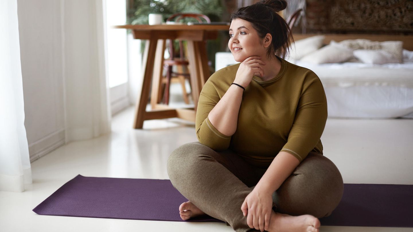 Frau auf Yoga-Matte