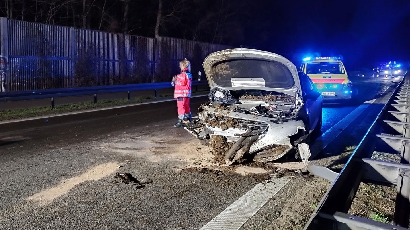 Ein kaputtes Auto steht auf der Bundesstraße 5 in Brandenburg