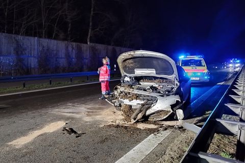 Ein kaputtes Auto steht auf der Bundesstraße 5 in Brandenburg