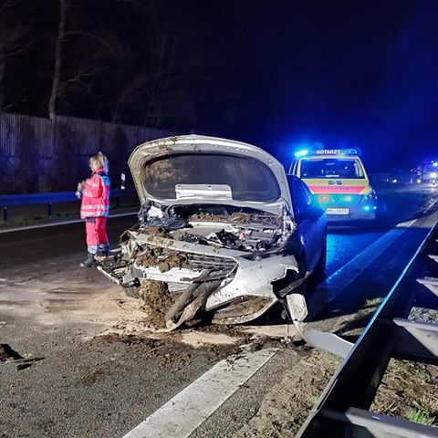 Ein kaputtes Auto steht auf der Bundesstraße 5 in Brandenburg