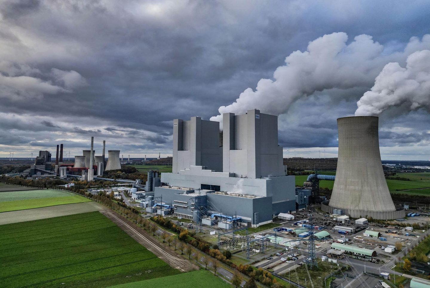 Das Braunkohlekraftwerk Neurath II mit Kühltum und großer weißer Dampfwolke. Nicht zu sehen: das emmittierte CO2