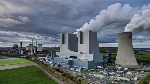 Das Braunkohlekraftwerk Neurath II mit Kühltum und großer weißer Dampfwolke. Nicht zu sehen: das emmittierte CO2