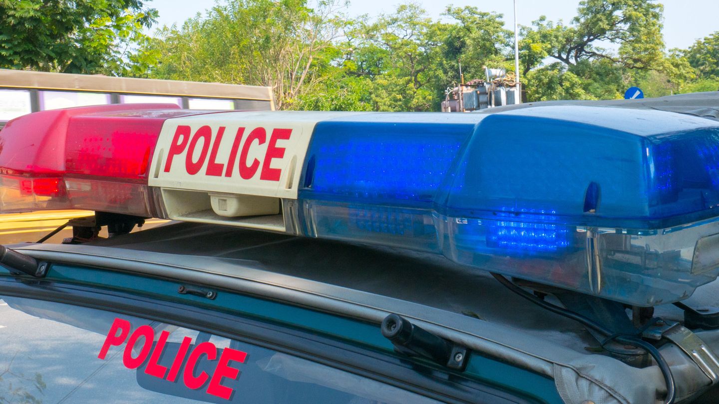 Ein Polizeiauto auf dem Land in Indien