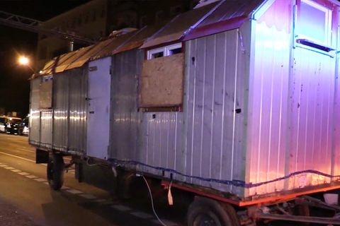 Suche nach Ex-RAF-Terroristen: Ermittler transportieren mutmaßlichen Garweg-Bauwagen ab