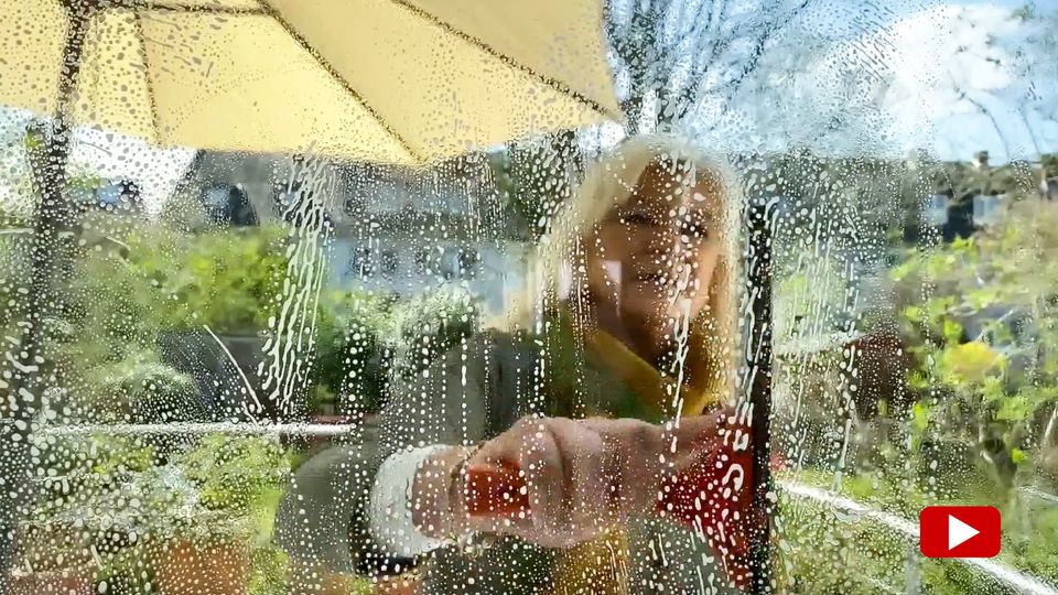 Nie wieder Fingerabdrücke auf Spiegel und Fenster? Influencerin verrät praktischen Putz-Tipp