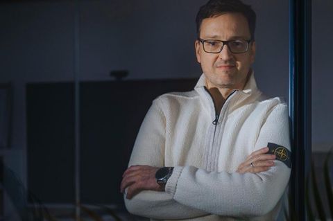 itravel: Axel Schmiegelow blickt mit verschränkten Armen in die Kamera