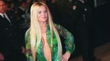 1998 verließ Geri Halliwell die Spice Girls – und erfand sich modisch neu. Statt ihrer markanten roten Haare, die ihr den Spitznamen Ginger Spice einbrachten, trug sie nun Hellblond. Im Januar 2000 besuchte sie die NRJ Music Awards in Cannes. Halliwell trug das legendäre Dschungel-Kleid von Versace. Allerdings fand ihr Outfit damals kaum Beachtung. Einen Monat später erschien Jennifer Lopez im selben Kleid bei der Grammy-Verleihung – ihr Auftritt sorgte weltweit für Schlagzeilen und war sogar die Geburtsstunde für die Bildersuche bei Google.