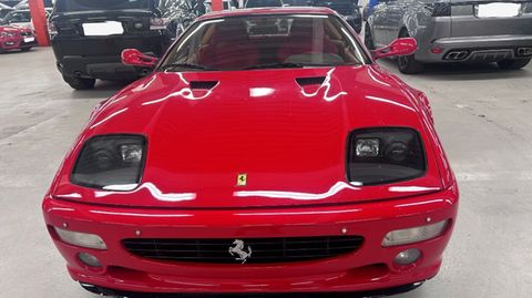 Der Ferrari Testarossa 512M war die dritte und letzte Generation dieser Reihe. Die auffälligste Änderung waren die Scheinwerfer, die nicht mehr ausklappbar waren.         