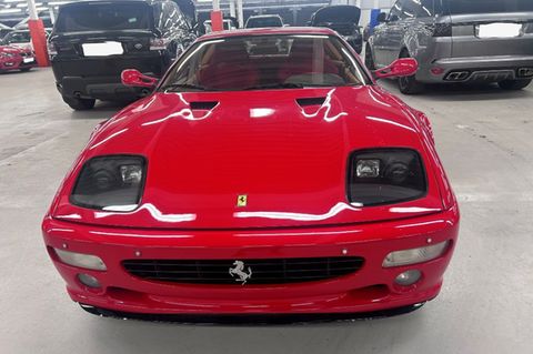 Der Ferrari Testarossa 512M war die dritte und letzte Generation dieser Reihe. Die auffälligste Änderung waren die Scheinwerfer, die nicht mehr ausklappbar waren.         