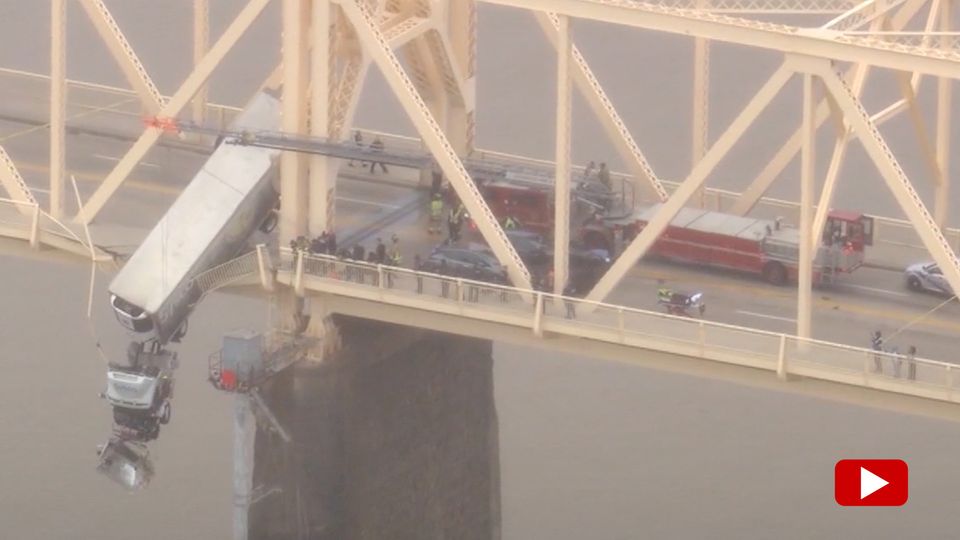 Ohio River: Rettungskräfte der Stadt Louisville seilen sich von der Clark Memorial Bridge ab