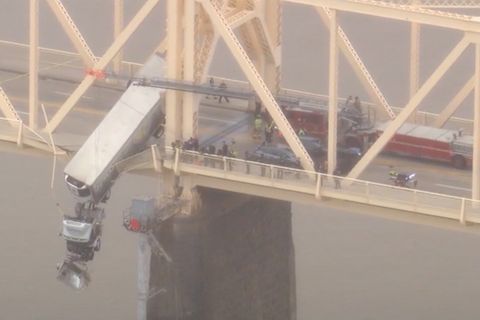 Ohio River: Rettungskräfte der Stadt Louisville seilen sich von der Clark Memorial Bridge ab
