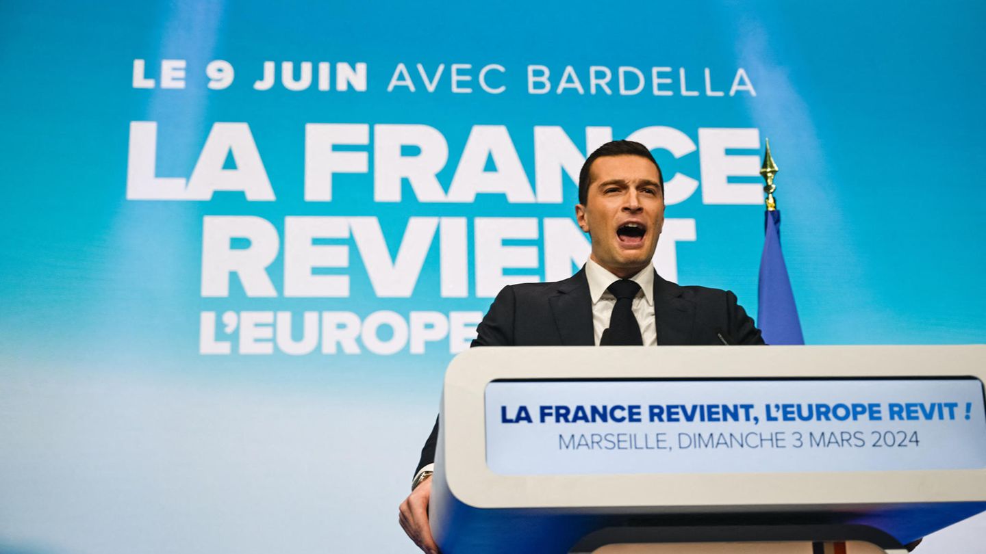 Jordan Bardella im Wahlkampf am Rednerpult
