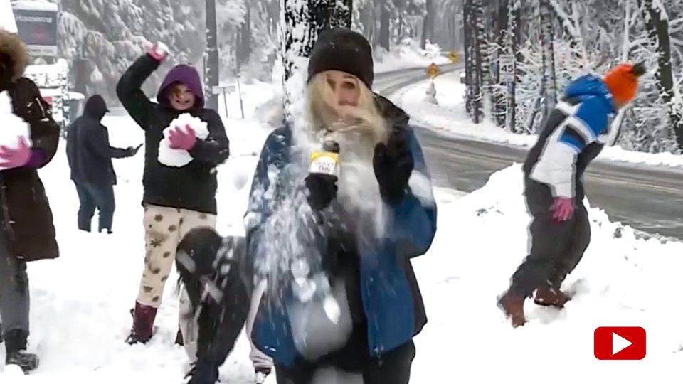 Schnee in Kalifornien: Reporterin wird von Schneeballschlacht unterbrochen