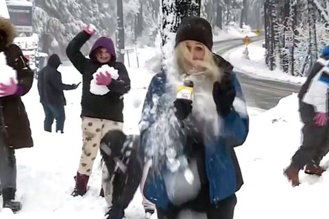 Schnee in Kalifornien: Reporterin wird von Schneeballschlacht unterbrochen