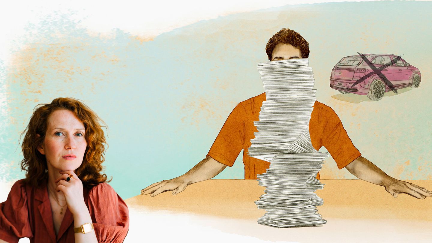 Trennungsgeschichten-Kolumnistin Katja Lewina vor einer Illustration: Ein Mann sitzt vor Zettel-Haufen, dahinter ein Auto