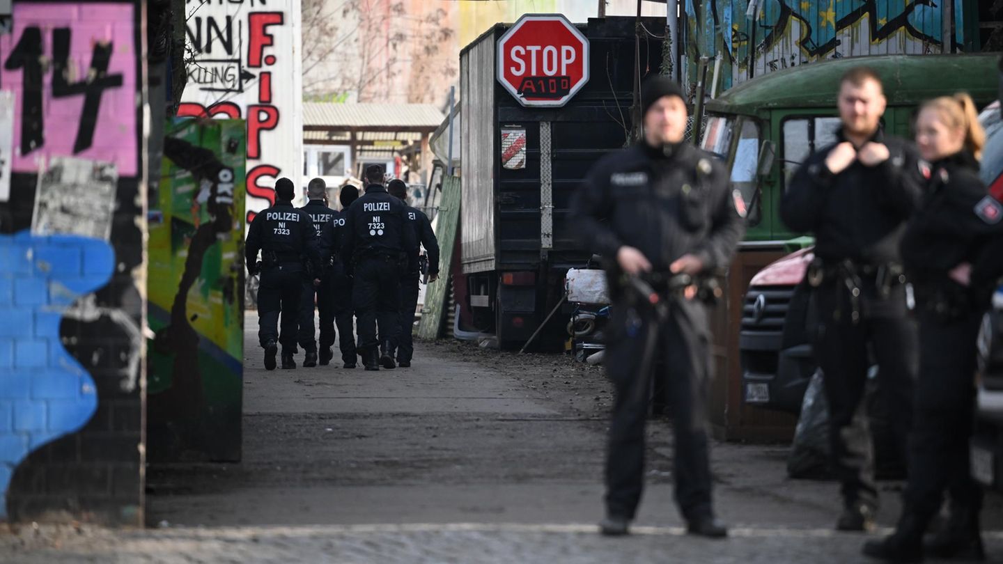 Polizeikräfte bei der RAF-Fahndung in Berlin