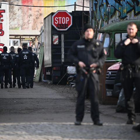 Polizeikräfte bei der RAF-Fahndung in Berlin