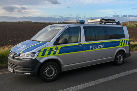 RAF-Suche: Ein Polizeiwagen auf der Autobahn