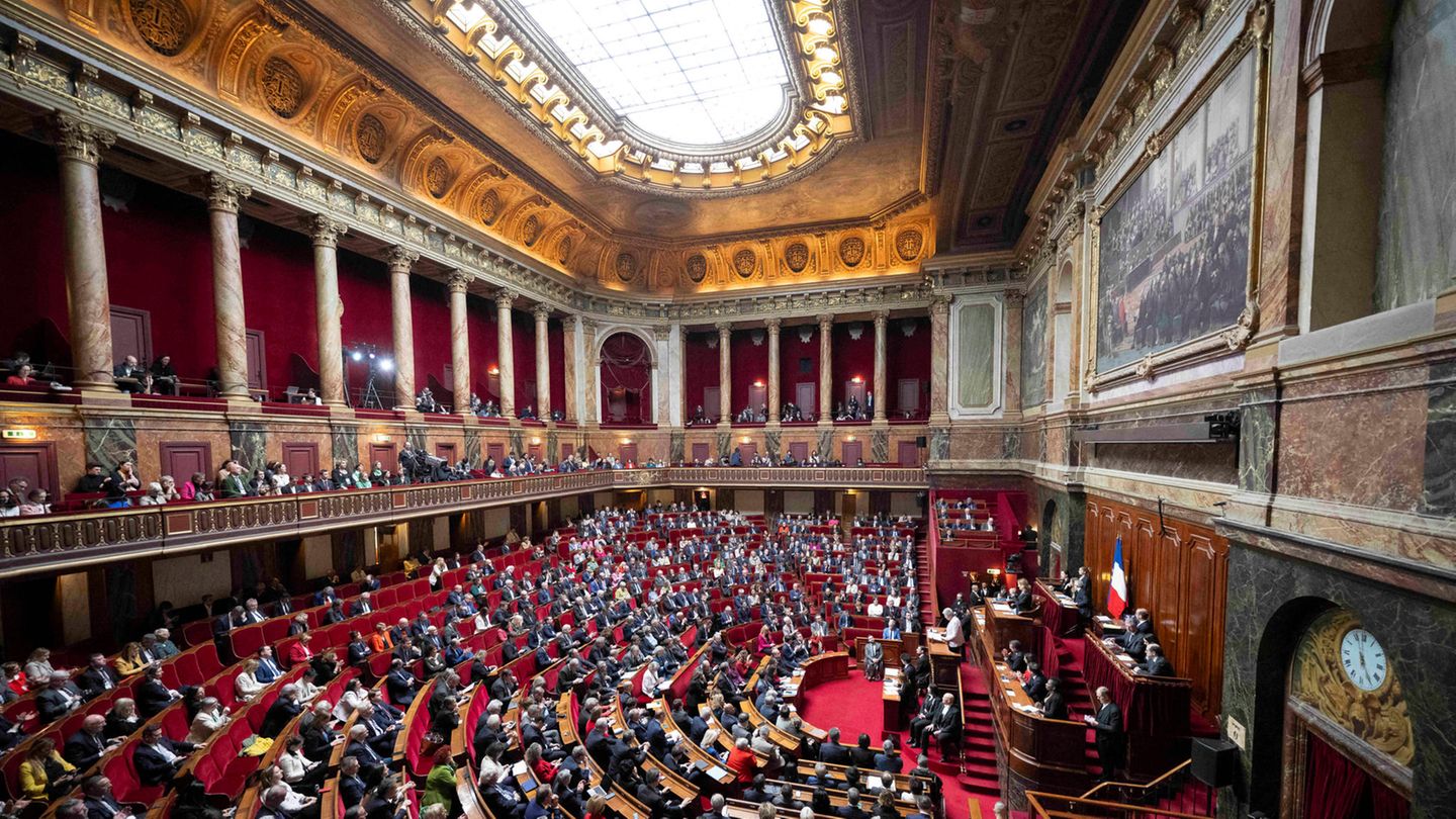 France adds “freedom to abortion” to its constitution