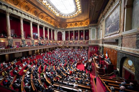 Das Ergebnis der Parlamentsabstimmung wurde in Frankreich mit tosendem Applaus begrüßt