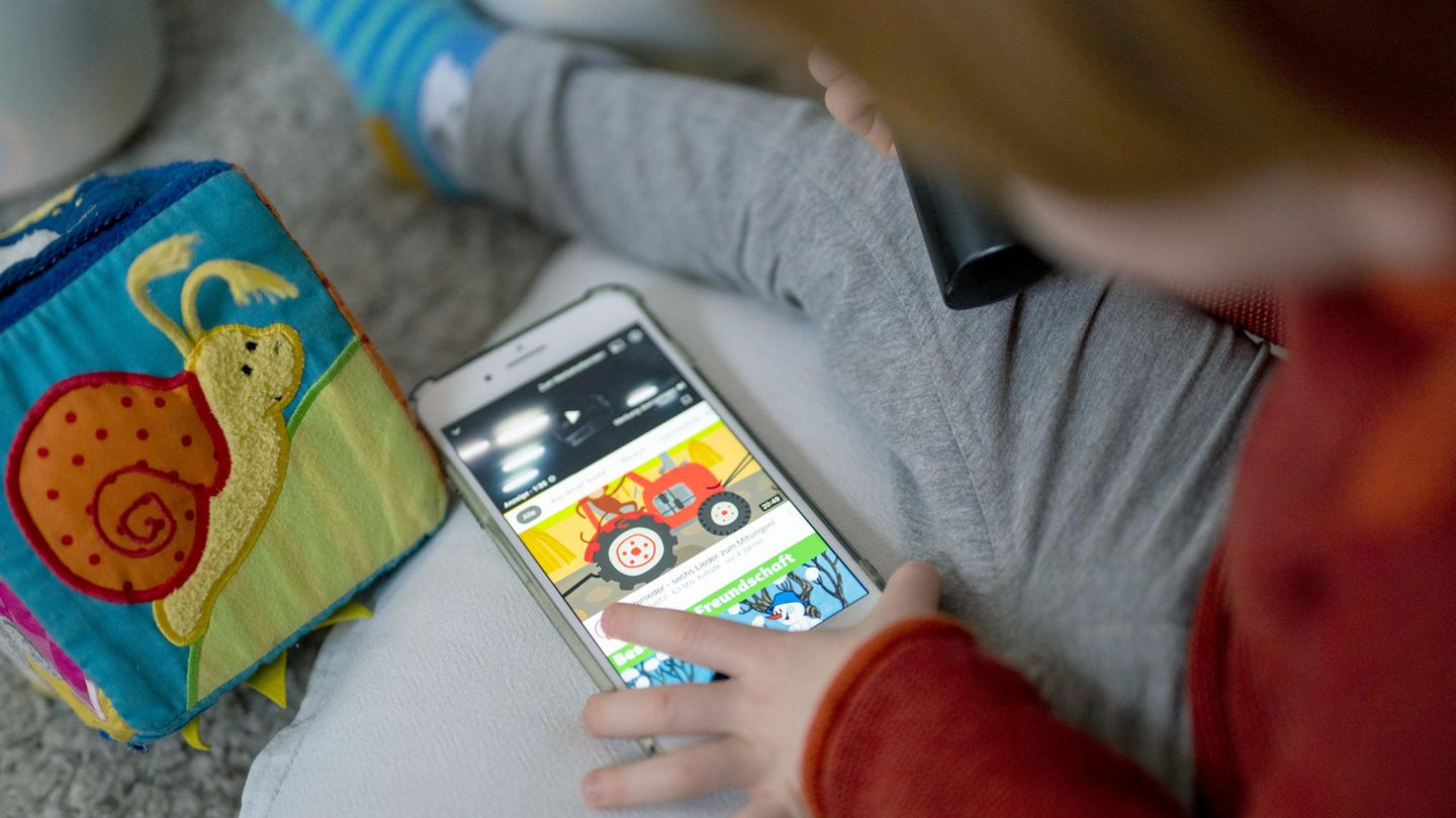Im Alltagsstress setzen viele Eltern ihre Kleinkinder gerne vor Smartphone oder Tablet.