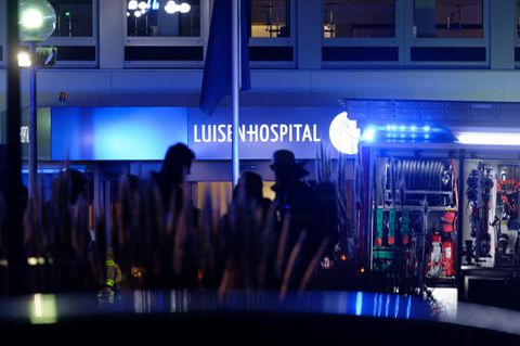 Fahrzeuge der Feuerwehr stehen vor dem Aachener Luisenhospital