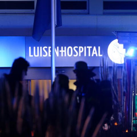 Fahrzeuge der Feuerwehr stehen vor dem Aachener Luisenhospital
