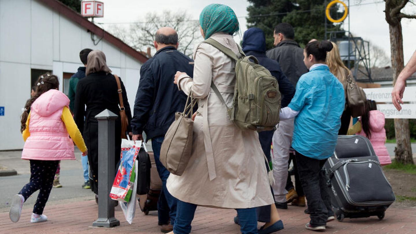 Flüchtlinge vor einer Aufnahmeeinrichtung