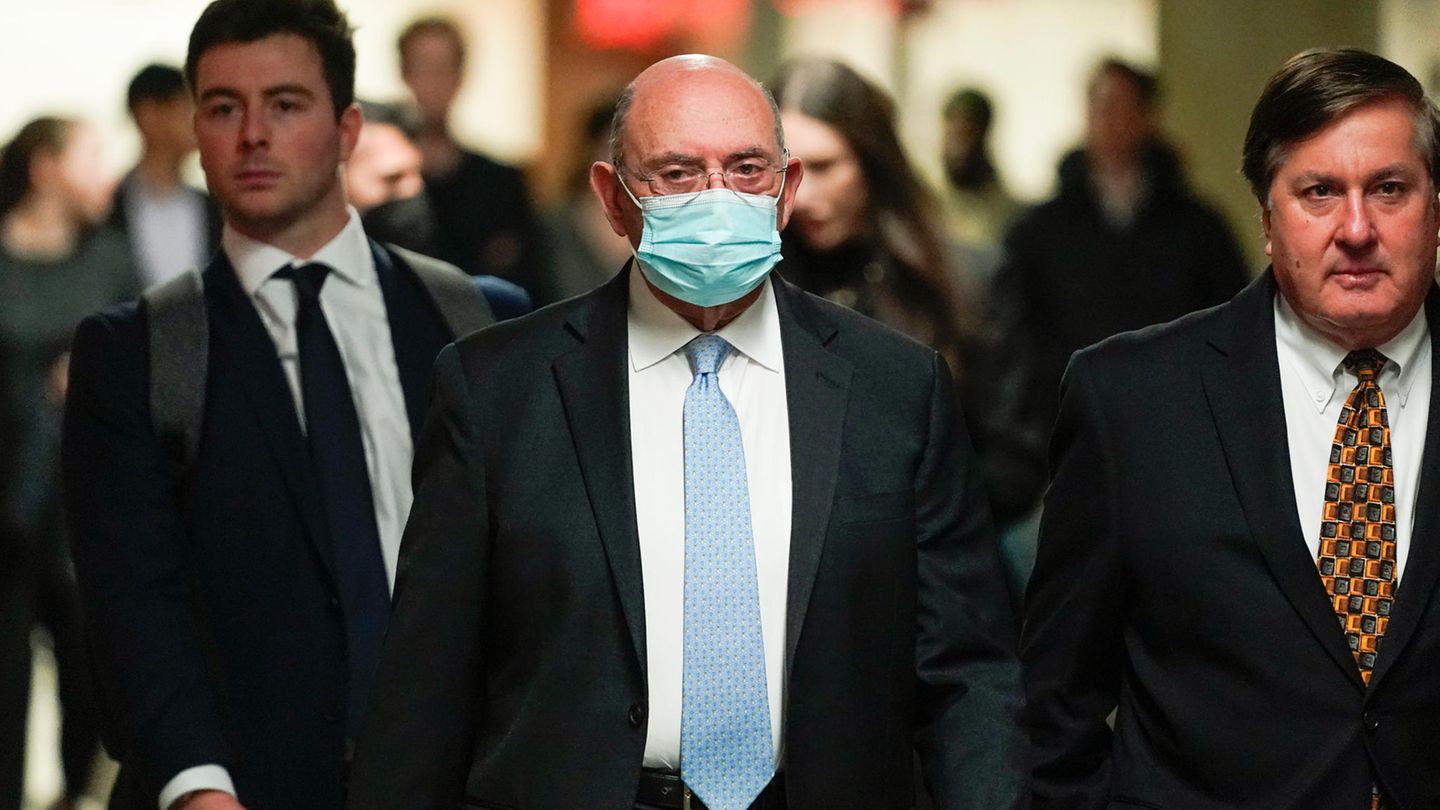 Allen Weisselberg mit Mundschutz und Leibwächtern auf dem Weg zum Gericht Allen Weisselberg mit Mundschutz und Leibwächtern auf dem Weg zum Gericht