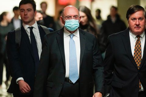 Allen Weisselberg mit Mundschutz und Leibwächtern auf dem Weg zum Gericht